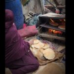 پخت نان زن غزه با وجود بمباران‌ (فیلم)