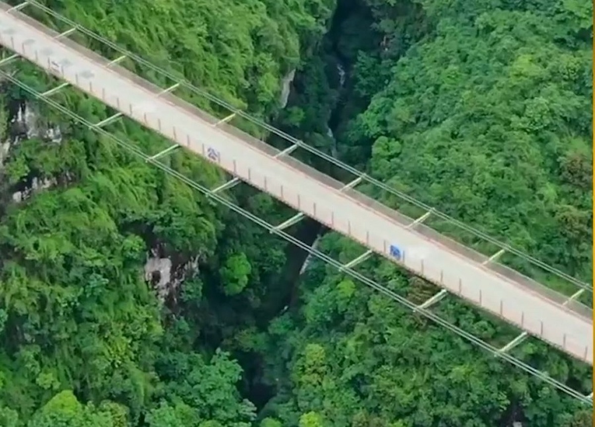 ساخت یک پل معلق عجیب در چین که 45 تن وزن را تحمل می کند (فیلم)