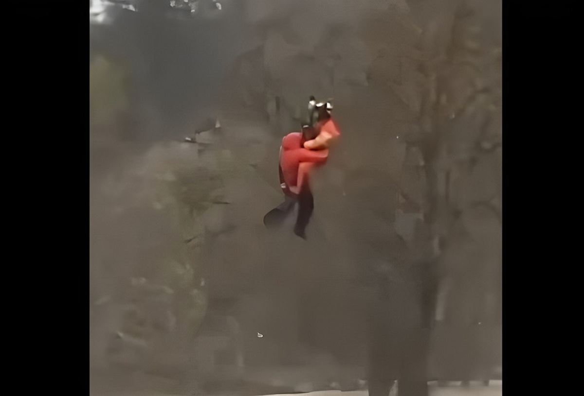 نجات معجزه‌آسای مردی گرفتار در سیل (فیلم)