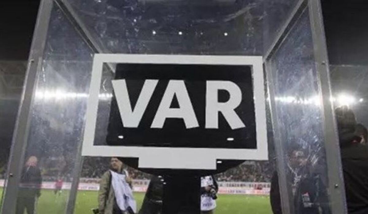 اولین استفاده VAR در لیگ برتر با صحنه مشکوک پنالتی برای پرسپولیس (فیلم)