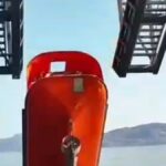 فرایند رهاسازی قایق به داخل آب (فیلم)