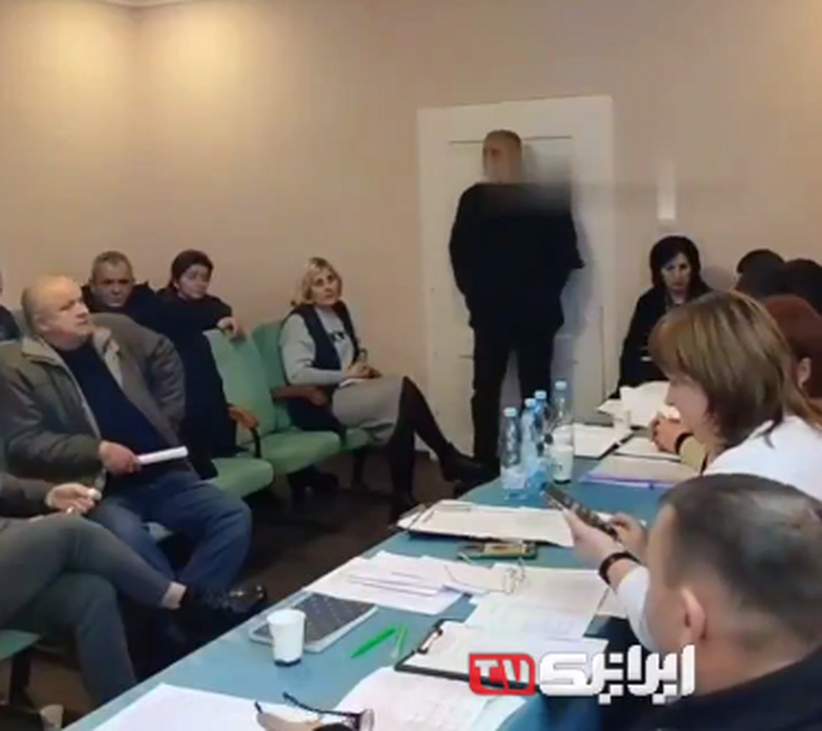پرتاب نارنجک به وسط جلسه توسط معاون شورای محلی در اوکراین (فیلم)