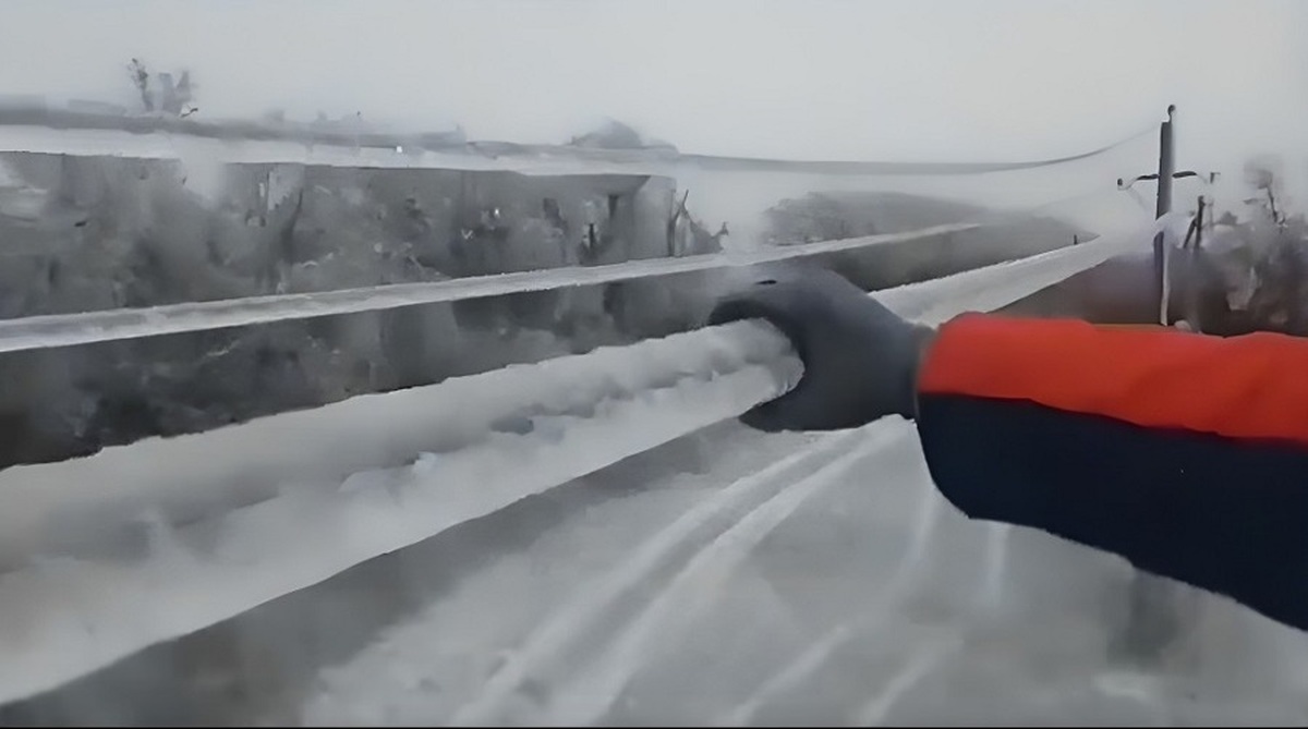 تصاویری باورنکردنی از یخ زدن سیم برق در روسیه (فیلم)