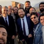 پژمان جمشیدی و بهرام رادان در فیلمبرداری فیلم صبحانه با زرافه‌ها (فیلم)