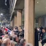حمله معترضان نتایج انتخابات به کارمند ۷۰ ساله اداره آمار صربستان (فیلم)