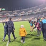 خروج جواد نکونام به همراه فرزندانش از ورزشگاه آزادی (فیلم)