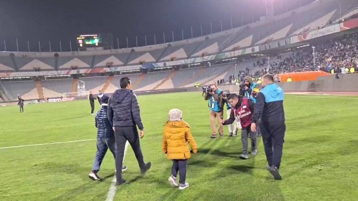 خروج جواد نکونام به همراه فرزندانش از ورزشگاه آزادی (فیلم)