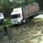 فداکاری راننده کامیون پیش از مرگ برای خودرو (فیلم)