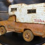 بینید یک ماشین قدیمی اسباب‌بازی لوکس چطور تمیز می‌شود (فیلم)