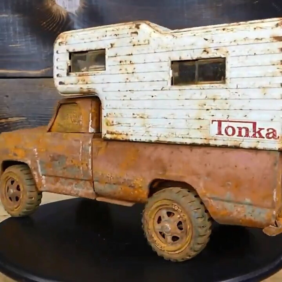 بینید یک ماشین قدیمی اسباب‌بازی لوکس چطور تمیز می‌شود (فیلم)