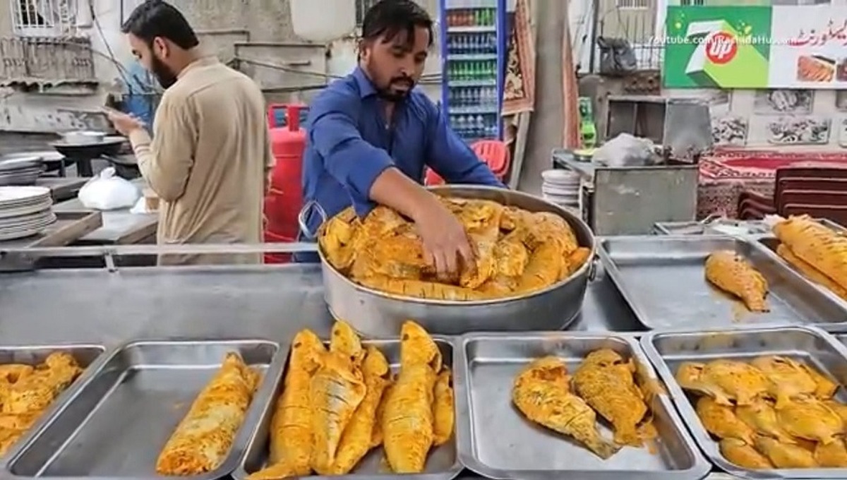 سرخ کردن و کباب 550 کیلوگرم ماهی (فیلم)