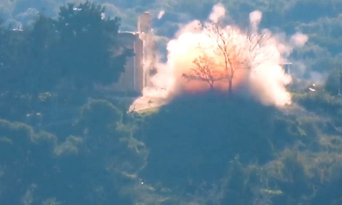 لحظه اصابت موشک حزب‌الله به مقر سربازان اسرائیلی (فیلم)