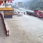 پیرمردی که موجب سقوط کامیون شد (فیلم)