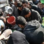 (تصاویر) صف طولانی فلسطینی‌های قابلمه به دست