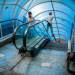 ببینید | لحظاتی نفس‌گیر از گیر کردن سر یک کودک بین پله برقی