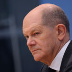 ببینید | حضور صدراعظم آلمان برای اولین‌بار با کلاه مخصوص یهودیان!