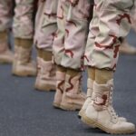 ببینید | هدیه مقام بلند رتبه ارتش به سربازان در برنامه زنده تلویزیون