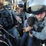 ببینید | بوسه نوجوان اسیر فلسطینی بر پاهای مادرش پس از آزادی