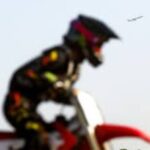 عکس | دختر موتورسوار با اسلحه در اسرائیل وسط شهر!