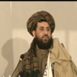 عکس | اقدام خبرساز یکی از محافظین وزیر دفاع طالبان؛ استفاده از استایل سخنگوی حماس