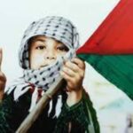 ببینید | بازی عجیب یک کودک فلسطینی با موشک منفجر نشده اسراییل