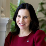 ببینید | غش کردن شهردار مونترال وسط کنفرانس خبری