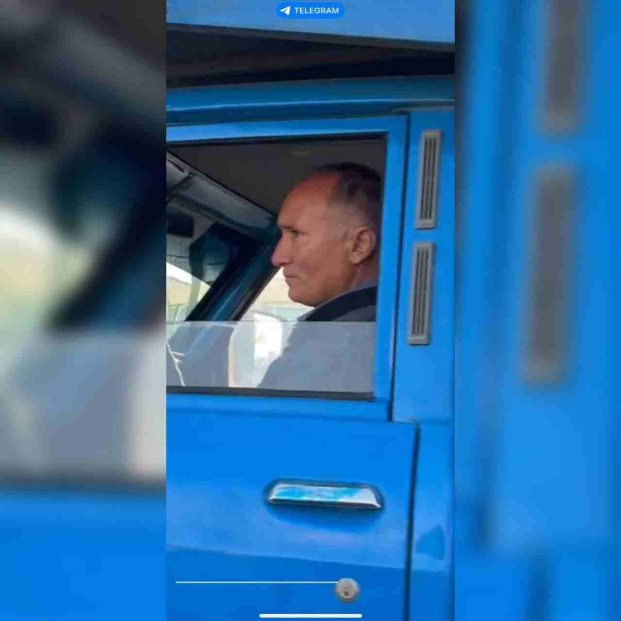 عکس | شباهت راننده نیسان آبی به ولادیمیر پوتین در اتوبان همت تهران از نیمرخ! عکس | شباهت راننده نیسان آبی به ولادیمیر پوتین در اتوبان همت تهران از نیمرخ!