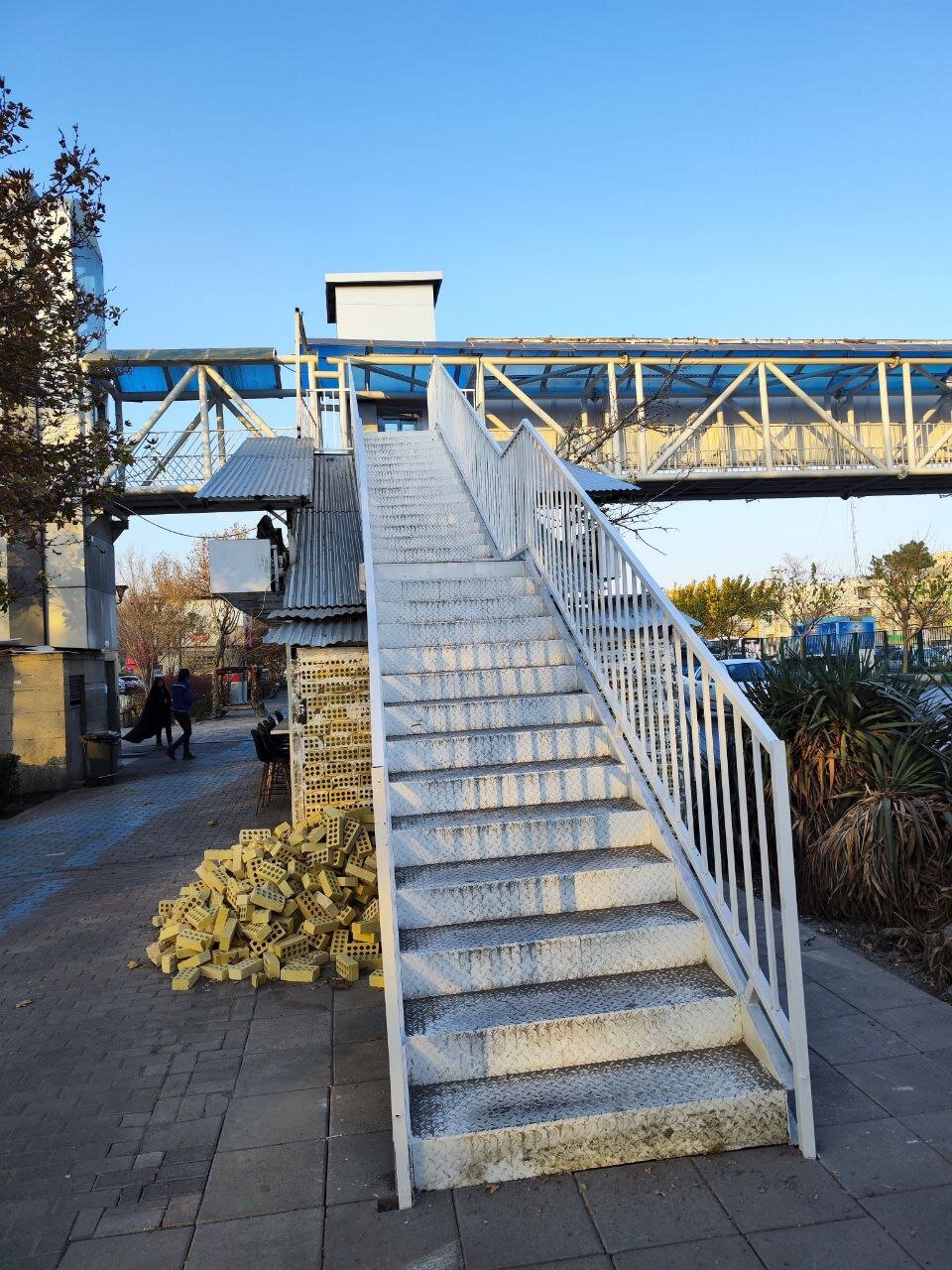 عکس | اقدام عجیب شهرداری تهران؛ تعویض پله برقی با پله فلزی معمولی!