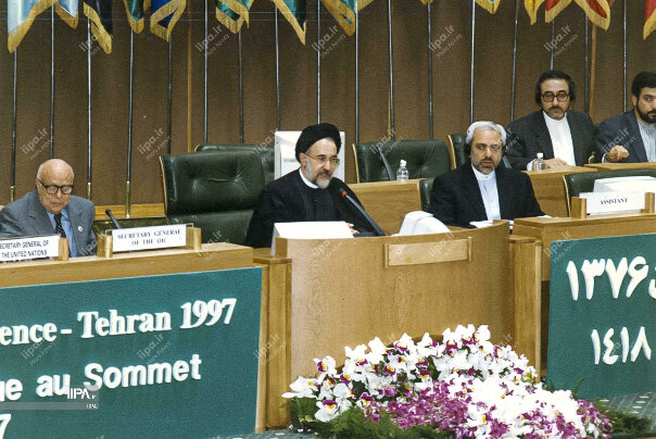 تصاویر | عکسی جالب از رهبر انقلاب، محمدجواد ظریف و سیدمحمد خاتمی در ۱۸ آذر ماه ۱۳۷۶