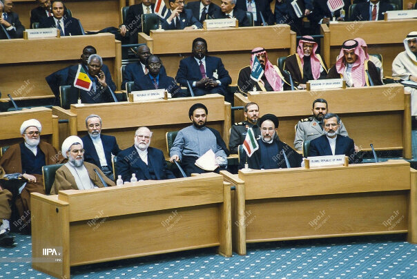 تصاویر | عکسی جالب از رهبر انقلاب، محمدجواد ظریف و سیدمحمد خاتمی در ۱۸ آذر ماه ۱۳۷۶