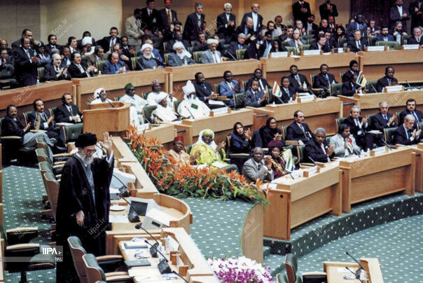 تصاویر | عکسی جالب از رهبر انقلاب، محمدجواد ظریف و سیدمحمد خاتمی در ۱۸ آذر ماه ۱۳۷۶