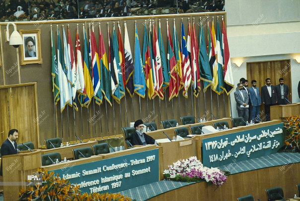 تصاویر | عکسی جالب از رهبر انقلاب، محمدجواد ظریف و سیدمحمد خاتمی در ۱۸ آذر ماه ۱۳۷۶