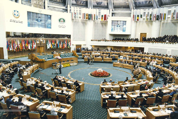 تصاویر | عکسی جالب از رهبر انقلاب، محمدجواد ظریف و سیدمحمد خاتمی در ۱۸ آذر ماه ۱۳۷۶