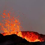 ببینید | تصاویری از ایسلند؛ گدازه‌های آتشفشانی جاده‌ها را می‌بلعند