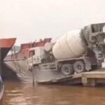 ببینید | غرق شدن میکسر بتن هنگام انتقال روی قایق