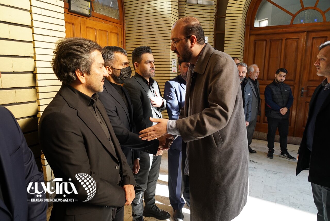 عکس | تصویر جدید مدیر شبکه سه در مراسم ختم مادر محمدحسین میثاقی عکس | نگاههای معنادار میثاقی به مدیر شبکه سه در مراسم ختم مادرش