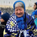 ببینید | کری‌خوانی بامزه مادربزرگ استقلالی برای مجری صداوسیما