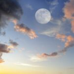 عکس | خودنمایی ماه در دل آسمان وسط روز