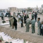 عکس | تصویری تلخ از دفن دسته‌جمعی قربانیان در زلزله ۶/۶ ریشتری بم
