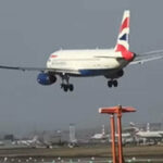 ببینید | لحظه برهم خوردن تعادل هواپیمای مسافربری هنگام فرود روی باند فرودگاه