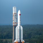 ویدئوی تماشایی از لحظه سقوط تقویت‌کننده موشک غول‌پیکر چینی