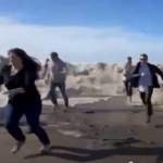 ببینید / فرار ساکنان از امواج سهمگین اقیانوس در کالیفرنیا