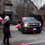 ببینید / پاشیدن رنگ قرمز به ماشین بلینکن