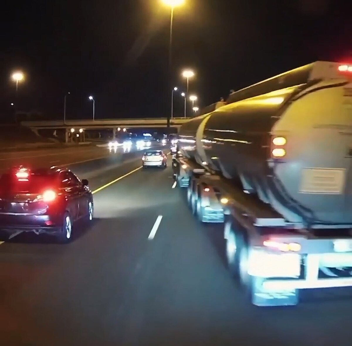 ببینید خواب‌آلودگی راننده تریلی سوخت‌بر چه فاجعه‌ای درست کرد (فیلم)