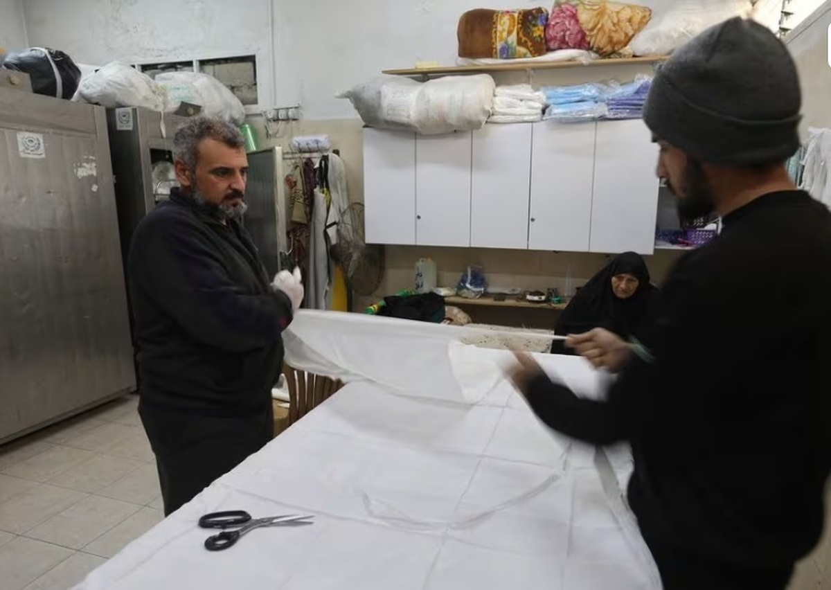 غزه آب و برق ندارد اما کفن خیلی دارد/ کشورهای عربی کفن غزه را تامین می‌کنند/ پارچه‌ای سفید که حالا نماد جنگ است (فیلم)