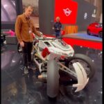 جادوی مهندسی ؛ تبدیل موتورسیکلت به بالگرد مقابل چشم مردم (فیلم)