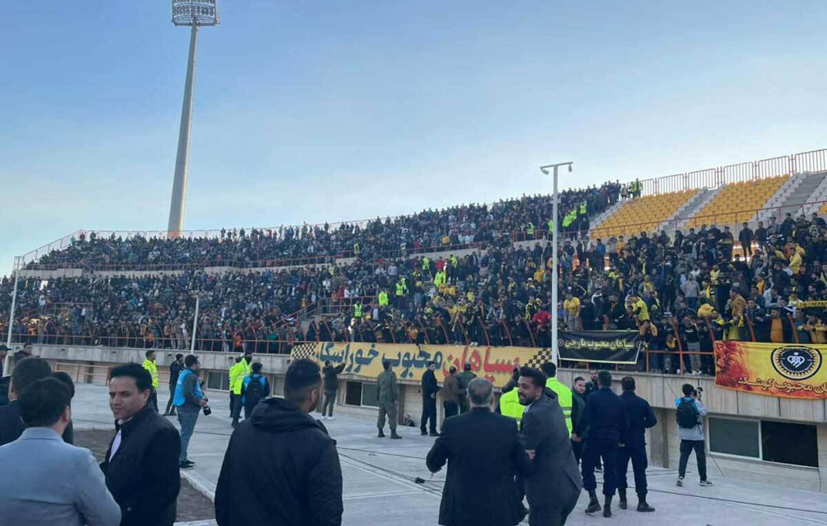 درگیری هواداران سپاهان با شمس آذر در پایان مسابقه (فیلم)