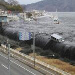 لحظه مهیب غرق شدن کشتی‌ها و خودرو‌ها در امواج ۵ متری سونامی در ژاپن (فیلم)