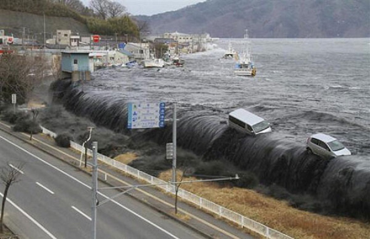 لحظه مهیب غرق شدن کشتی‌ها و خودرو‌ها در امواج ۵ متری سونامی در ژاپن (فیلم)