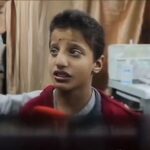 بی تابی کودک فلسطینی که دست مادرش در بمباران اسراییلی ها قطع شده (فیلم)